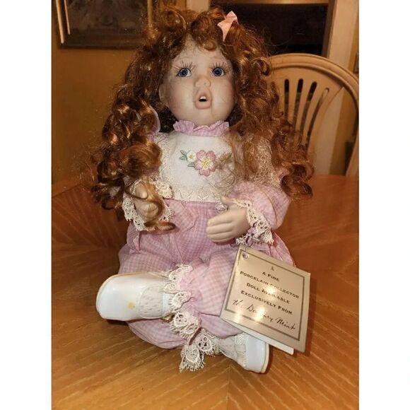 Vintage Danbury mint little girl porcelain doll - Picture 5 of 5